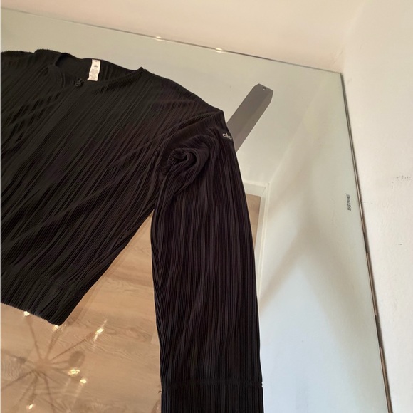 ALO Cropped Micro Plisse Jacket - Black, Size L - Picture 6 of 15
